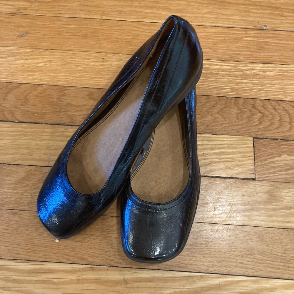 Life Stride Black Leather Rounded Square Toe Flats